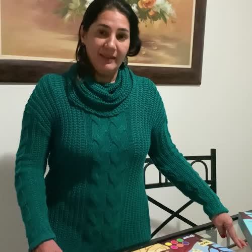 Marcia, cliente do Talk Família, gravando depoimento em vídeo