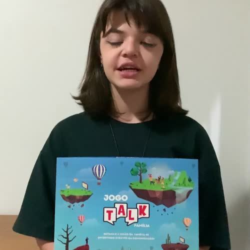 Mariany, cliente do Talk Família, gravando depoimento em vídeo
