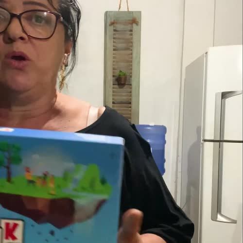 Marilena, cliente do Talk Família, gravando depoimento em vídeo